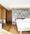 Camera Casa sull'Albero con letto matrimoniale e divano letto inondata di luce