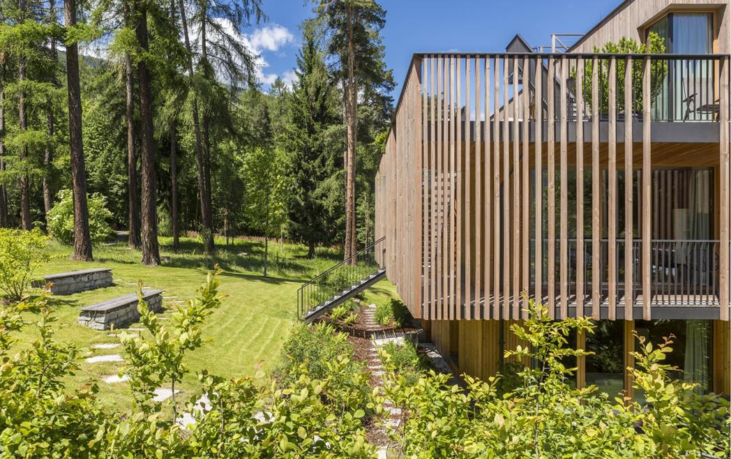Steindl's B&B in Sterzing umgeben von Wald und Wiesen.