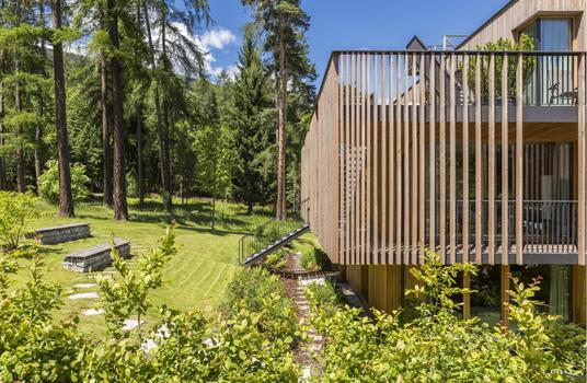 Steindl's B&B in Sterzing umgeben von Wald und Wiesen.