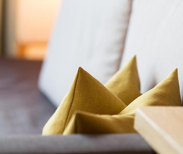 Sofa mit gelben Zierkissen - Zimmer Wolke