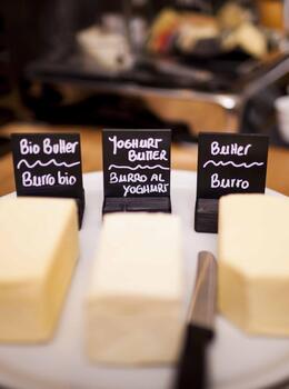 Burro biologico, burro allo yogurt e burro tradizionale presentati al buffet della colazione.
