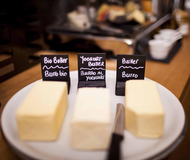 Burro biologico, burro allo yogurt e burro tradizionale presentati al buffet della colazione.
