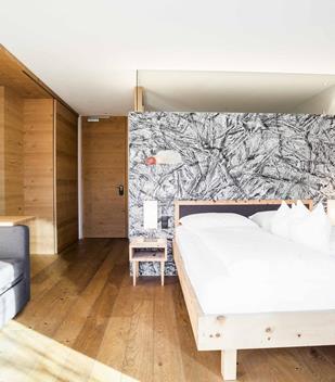 Camera Casa sull'Albero con letto matrimoniale e divano letto inondata di luce