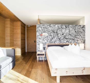 Sonnendurchflutetes Zimmer Baumhaus mit Doppelbett und ausziehbarem Sofa