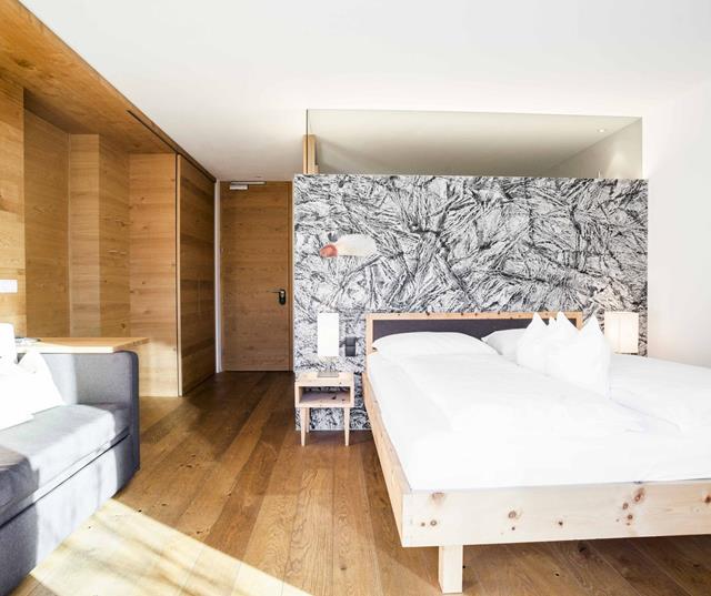 Camera Casa sull'Albero con letto matrimoniale e divano letto inondata di luce