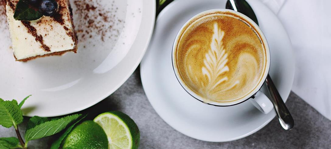 Kaffee und ein Stück Schokokuchen.