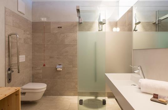 Barrierefreies Badezimmer mit WC, Dusche und Waschbecken