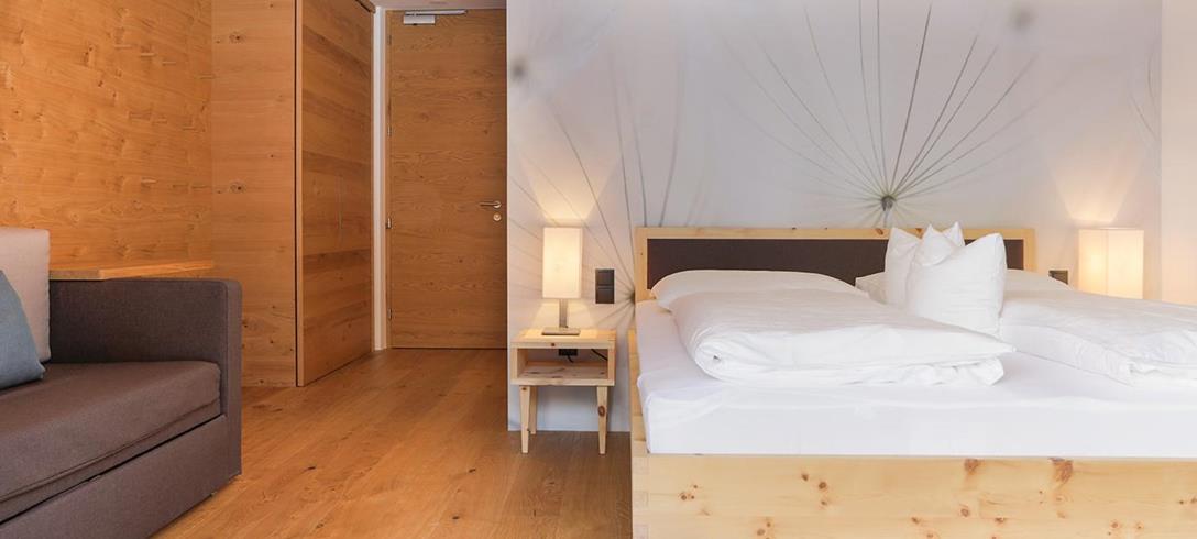 Zimmer Garten mit Doppelbett und Schlafcouch