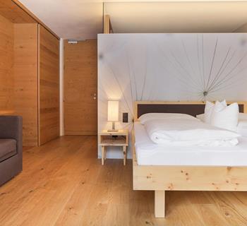 Zimmer Garten mit Doppelbett und Schlafcouch