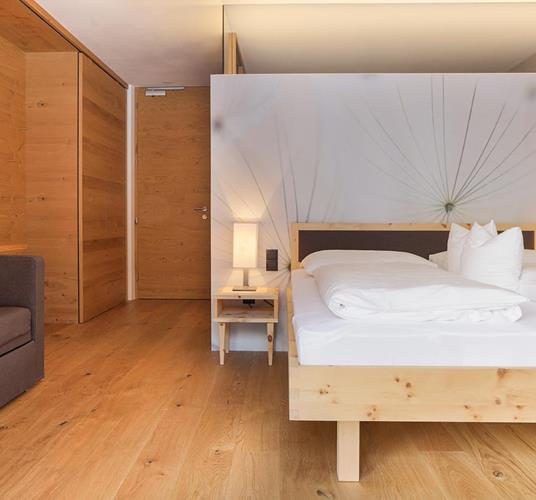 Zimmer Garten mit Doppelbett und Schlafcouch