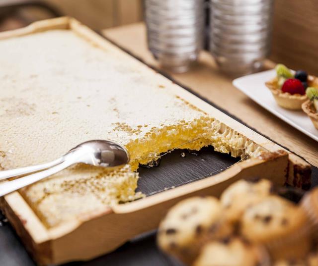 Frühstücksbüffet mit Honigwaben