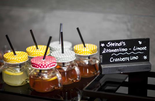 Steind's Zitronen & Cranberry Limo in Gläsern mit Strohhalmen.