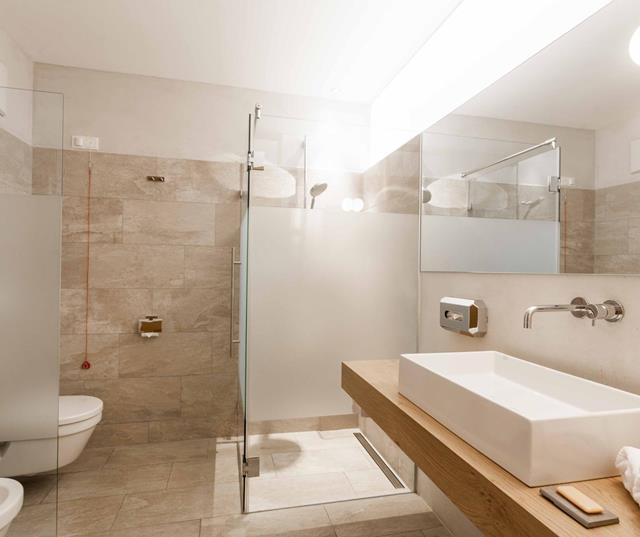 Barrierefreies Badezimmer mit Dusche, WC, Bidet und Waschbecken