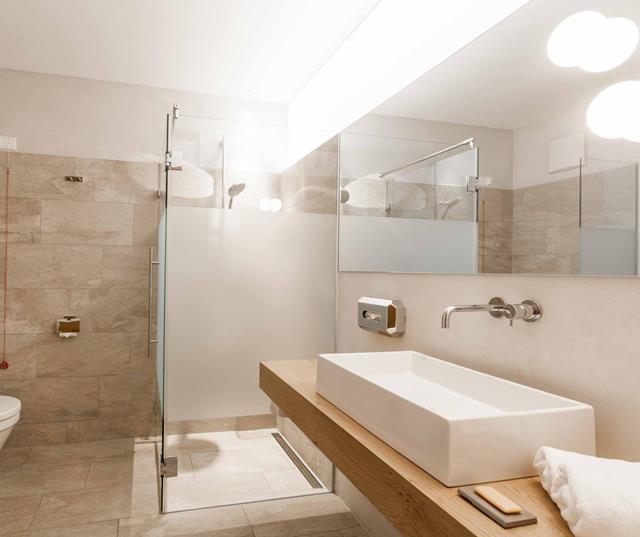 Barrierefreies Badezimmer mit Dusche, WC, Bidet und Waschbecken