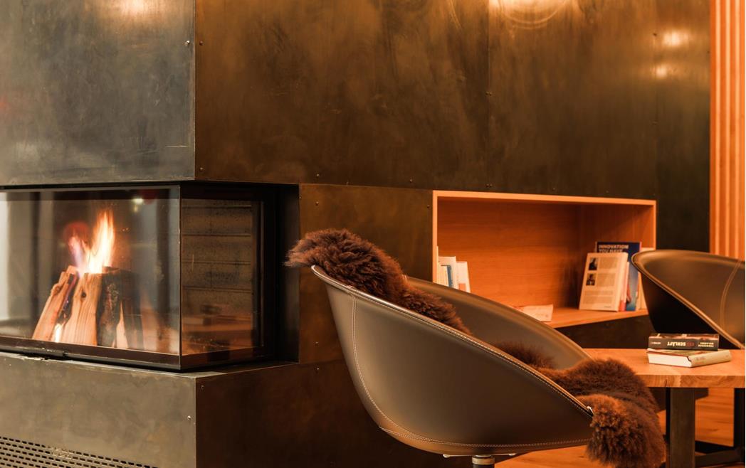 Lounge mit Kamin