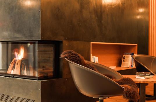 Lounge mit Kamin