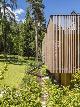 Steindl's Boutique Hotel con giardino, architettura moderna in legno e ambiente verde a Vipiteno, Alto Adige.