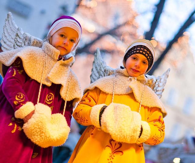 Bambine vestite da angioletti di natale