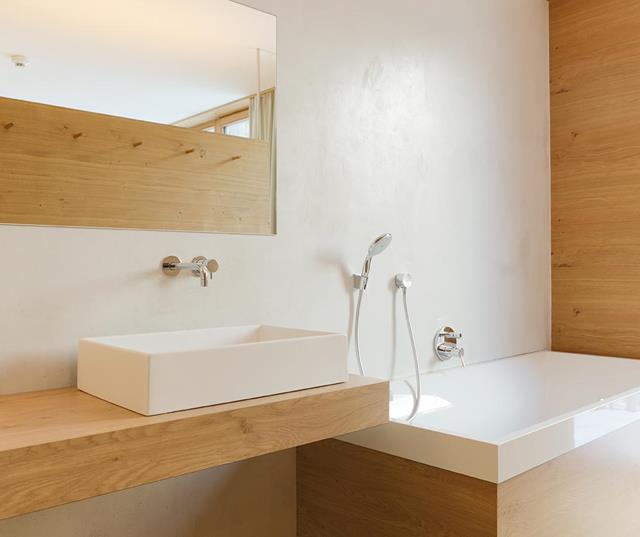 Badezimmer mit Waschbecken und Badewanne - Junior Suite