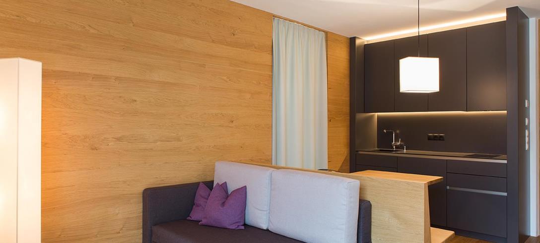 Apartsuite con divano e cucina