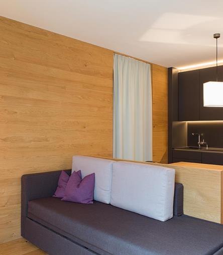 Apartsuite mit Sofa und Küchenzeile