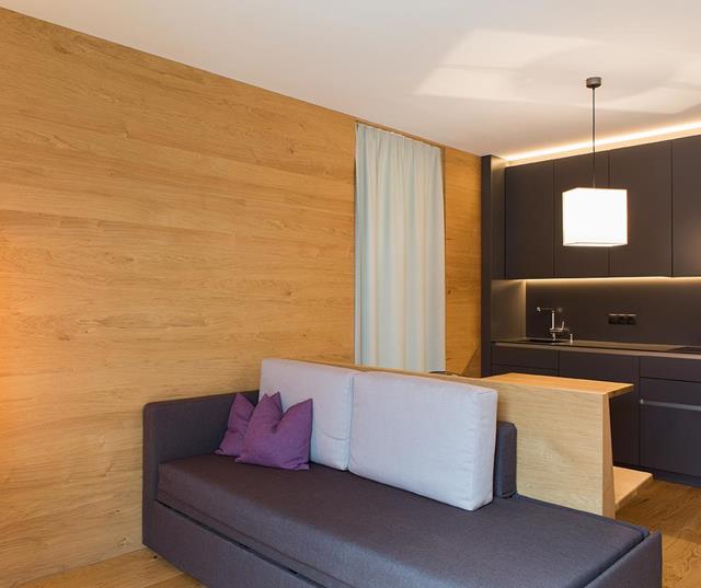 Apartsuite mit Sofa und Küchenzeile
