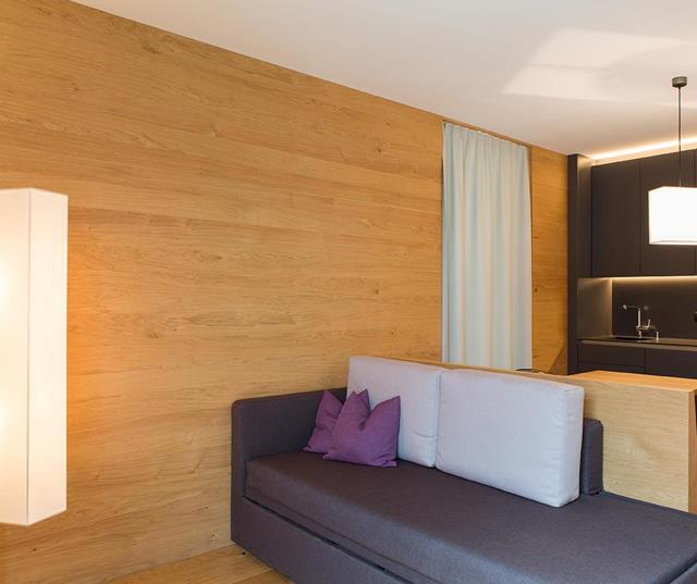 Apartsuite con divano e cucina