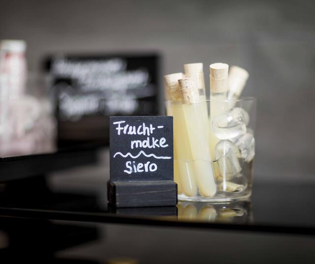 Siero di frutta servito in piccoli bicchieri al buffet della colazione dell’Hotel Steindls.