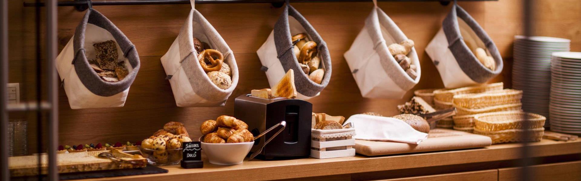 Diversi tipi di pane al buffet della colazione dell’Hotel Steindl's.
