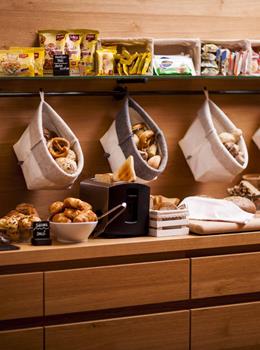 Diversi tipi di pane al buffet della colazione dell’Hotel Steindl's.