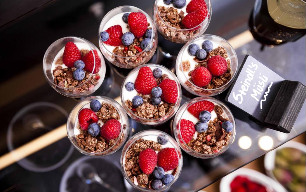 Steindl's Müsli in kleinen Gläsern mit Jogurt, Müsli und frischem Obst.