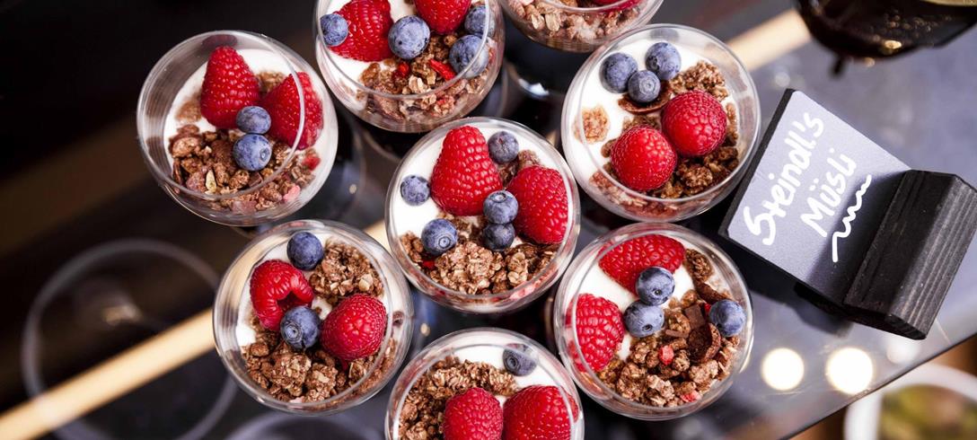 Muesli Steindl's in piccoli bicchieri con yogurt, muesli e frutta fresca.