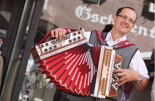 Ziehharmonikaspieler beim Knödelfest in Sterzing.