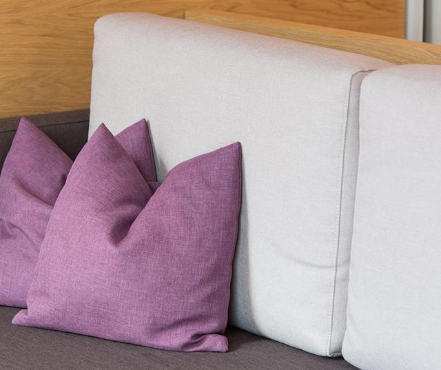 Divano con cuscini viola - Apartsuite