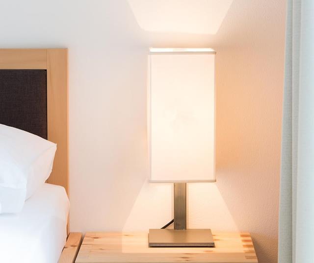 Letto matrimoniale e comodino con lampada - Apartsuite