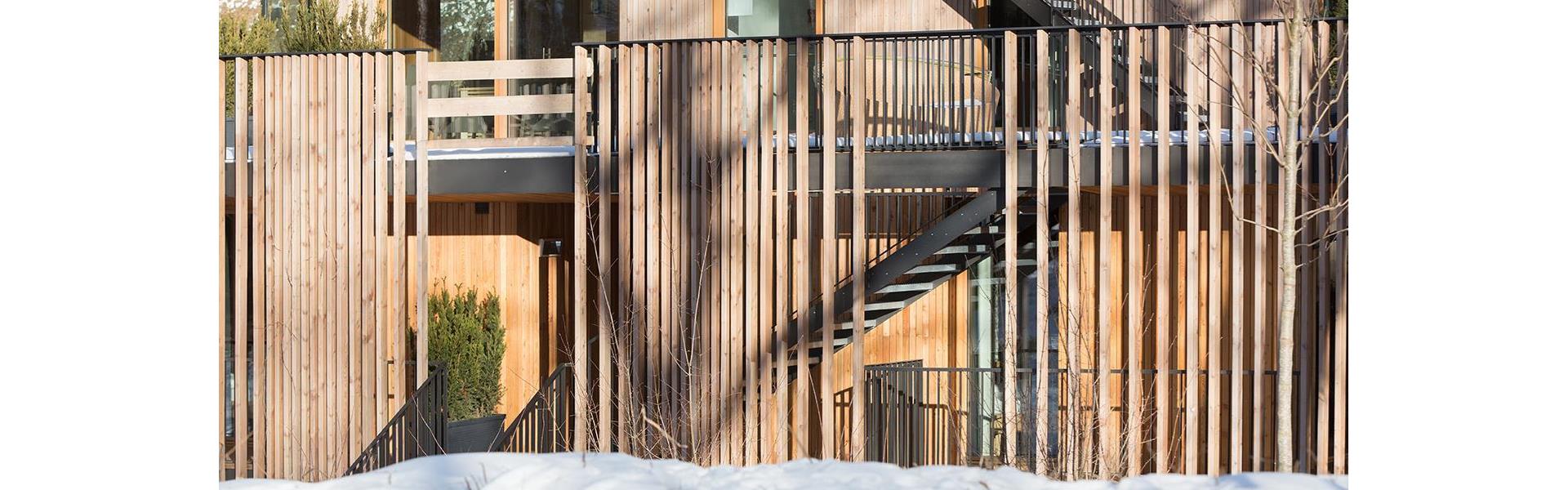 Die Fassade des Hotels im Winter