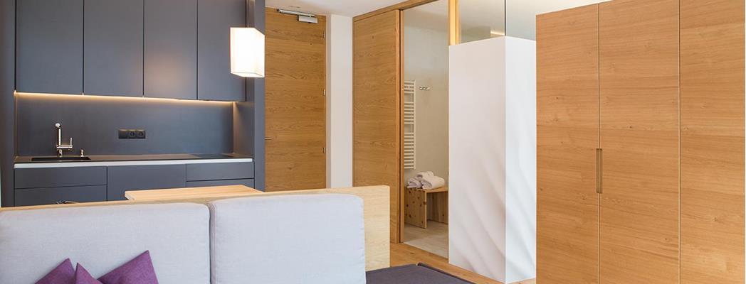 Studio con cucina e divano