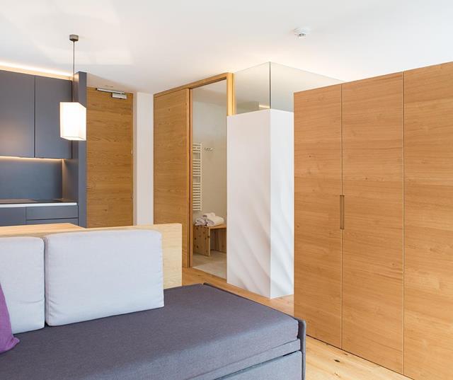 Studio mit Küchenzeile und Sofa