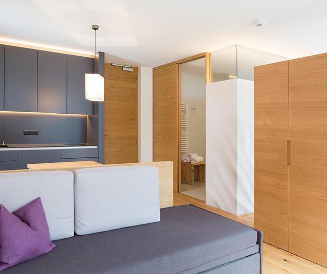 Studio con cucina e divano