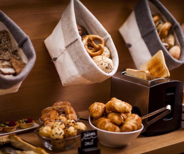 Frühstücksbüffet mit Brot und Gebäck