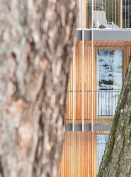 Balkone des Steindl's Boutique Hotel in Sterzing mit moderner Holzarchitektur.