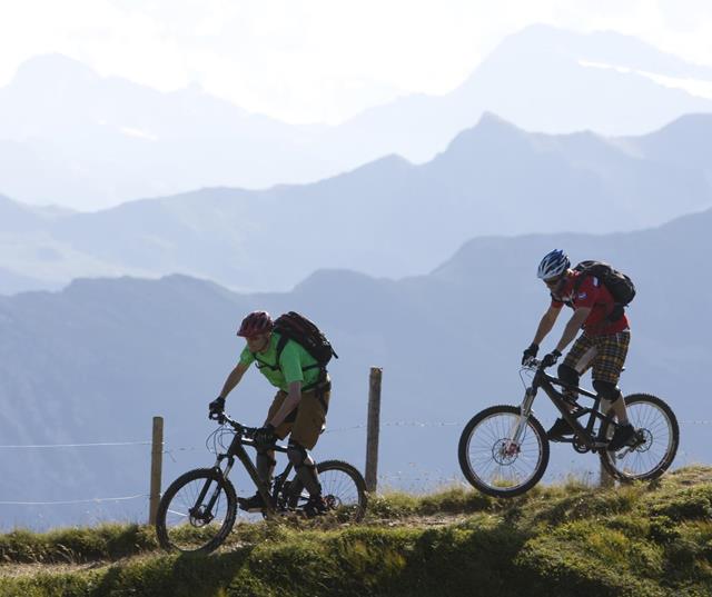 Zwei Mountainbiker in alpiner Landschaft