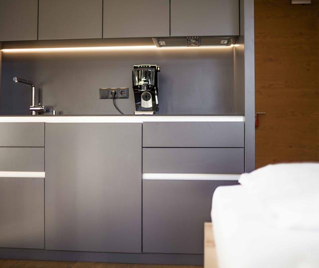 Cucina illuminata con lavabo e macchina del caffè